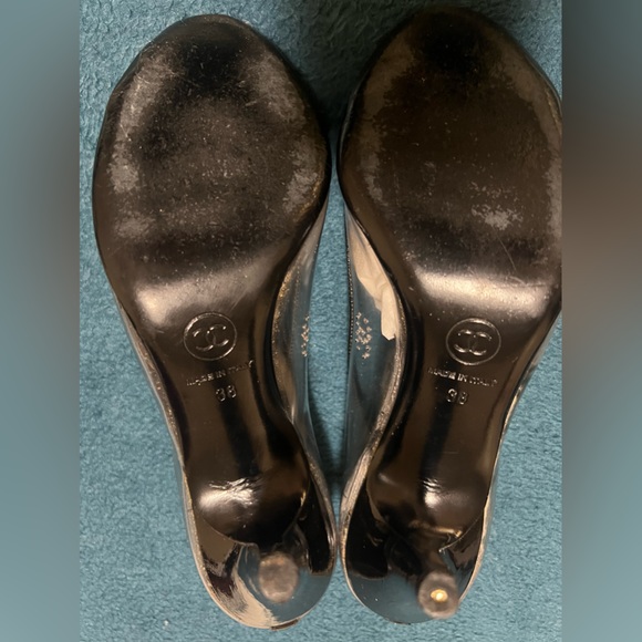 Chanel clear pvc black patent pumps. CC logo size 38 US 7.5 - Picture 9 of 9